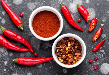 Tüm biber biber, pul, toz, sıcak baharatlı yemekler için baharat