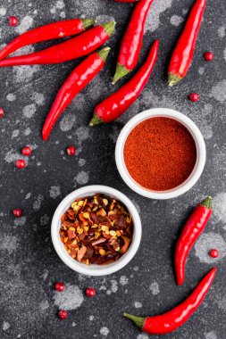 Tüm biber biber, pul, toz, sıcak baharatlı yemekler için baharat
