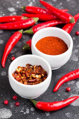 Tüm biber biber, pul, toz, sıcak baharatlı yemekler için baharat