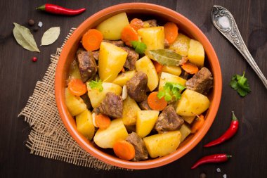 Sığır eti güveç sebze patates, havuç, lezzetli sonbahar yemek, et suyu sosu ile