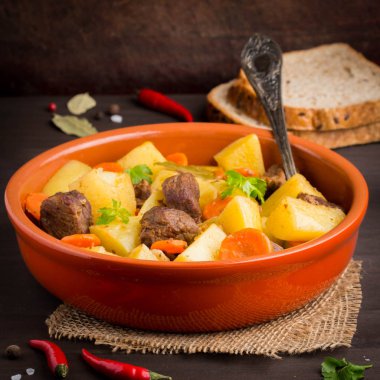 Sığır eti güveç sebze patates, havuç, lezzetli sonbahar yemek, et suyu sosu ile