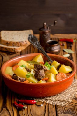 Sığır eti güveç sebze patates, havuç, lezzetli sonbahar yemek, et suyu sosu ile