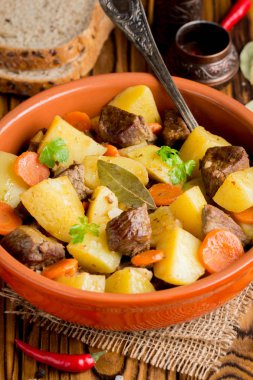 Sığır eti güveç sebze patates, havuç, lezzetli sonbahar yemek, et suyu sosu ile