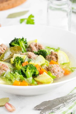 Sığır eti köfte, havuç, lahana, kabak, brokoli, tatsy sağlıklı ev yapımı öğle yemeği ile sebze çorbası