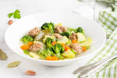 Sığır eti köfte, havuç, lahana, kabak, brokoli, tatsy sağlıklı ev yapımı öğle yemeği ile sebze çorbası