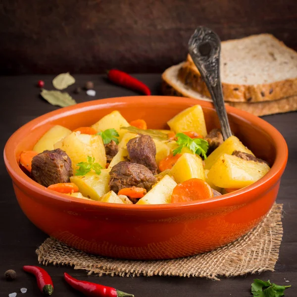 Sığır eti güveç sebze patates, havuç, lezzetli sonbahar yemek, et suyu sosu ile