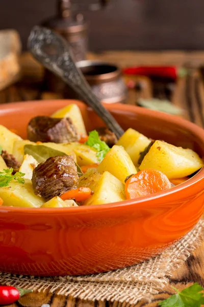 Sığır eti güveç sebze patates, havuç, lezzetli sonbahar yemek, et suyu sosu ile