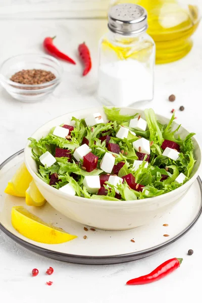 Aladă Gustoasă Salată Verde Sfeclă Fiartă Brânză Feta Semințe Lămâie — Fotografie, imagine de stoc