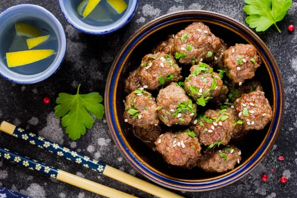 Boulettes Viande Boeuf Dans Bol Avec Sauce Brun Avec Sésame — Photo