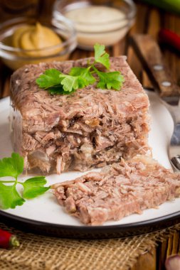 Etli reçel, sarımsaklı biftek, geleneksel Rus yemeği, bir tabak porsiyon, hardal ve yaban turpu.