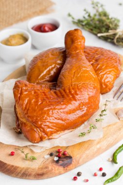 Ketçap, hardal ve kekik, tatsy çanak ile bir gemide tavuk budu içtim