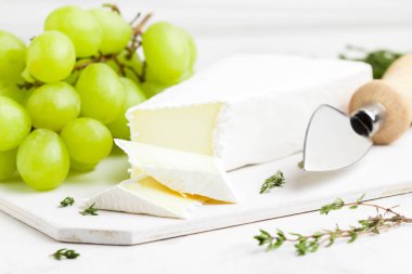 Brie peyniri, Camembert yeşil üzüm ile kekik gemide, lezzetli ürün