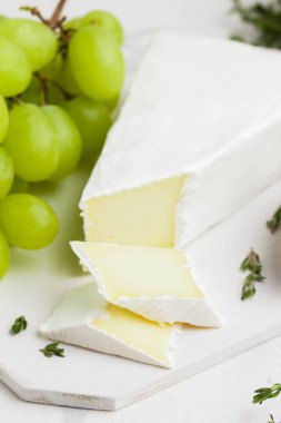 Brie peyniri, Camembert yeşil üzüm ile kekik gemide, lezzetli ürün