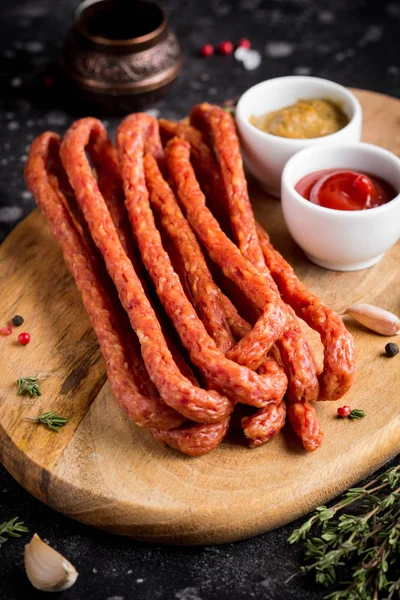 Ketçap ve hardal, lezzetli aperatif ile uzun Tütsülenmiş sosis