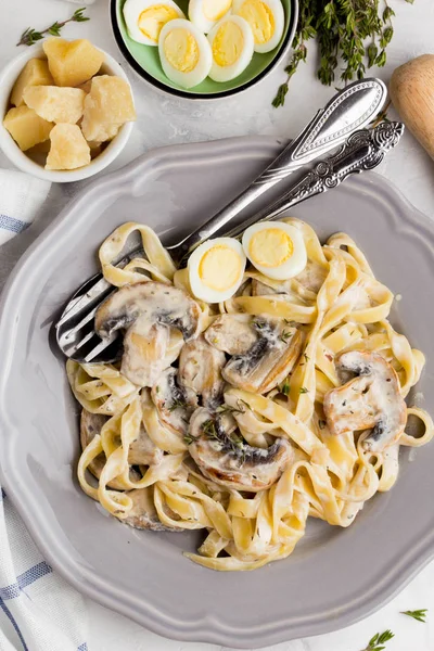 Macarrão Italiano Tagliatelle Com Molho Creme Cogumelos Queijo Tomilho Delicioso — Fotografia de Stock