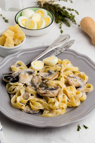 Macarrão Italiano Tagliatelle Com Molho Creme Cogumelos Queijo Tomilho Delicioso — Fotografia de Stock