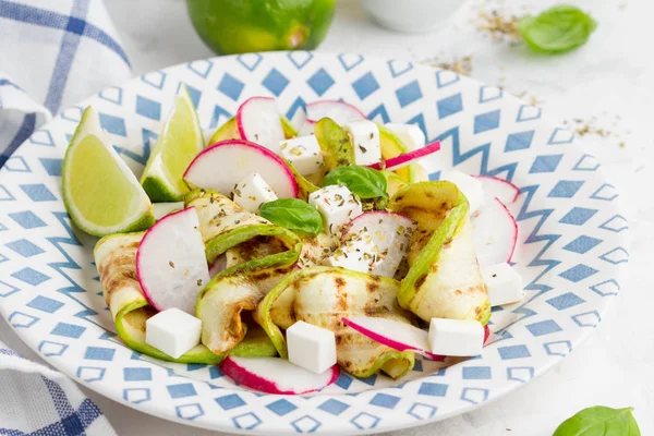 Salada Saudável Fresca Com Abobrinha Grelhada Rabanete Feta Limão Saboroso — Fotografia de Stock