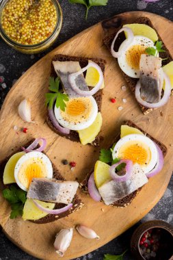 Hardal Yönetim Kurulu ile ringa balığı, patates, yumurta, soğan, lezzetli meze ile ekmek arası sandviç