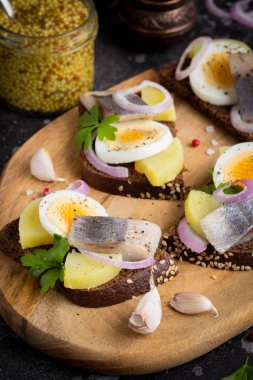 Hardal Yönetim Kurulu ile ringa balığı, patates, yumurta, soğan, lezzetli meze ile ekmek arası sandviç