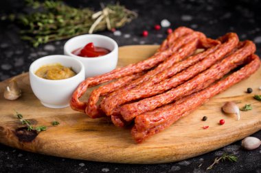 Ketçap ve hardal, lezzetli aperatif ile uzun Tütsülenmiş sosis
