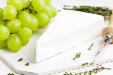 Brie peyniri, Camembert yeşil üzüm ile kekik gemide, lezzetli ürün