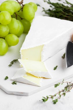 Brie peyniri, Camembert yeşil üzüm ile kekik gemide, lezzetli ürün