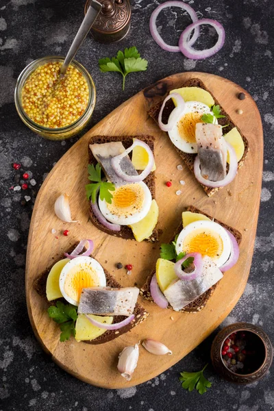 Sandwich Bread Herring Potatoes Egg Onion Tasty Appetizer Mustard Board — Stock Photo, Image