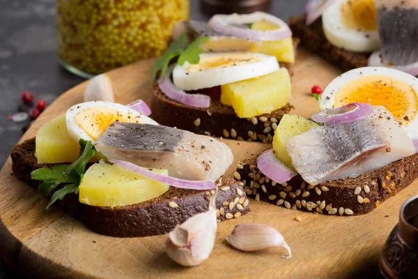 Sandwich Bröd Med Potatis Lök Ägg Sill Välsmakande Förrätt Med — Stockfoto