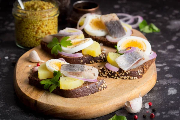 Sandwich Bread Herring Potatoes Egg Onion Tasty Appetizer Mustard Board — Stock Photo, Image