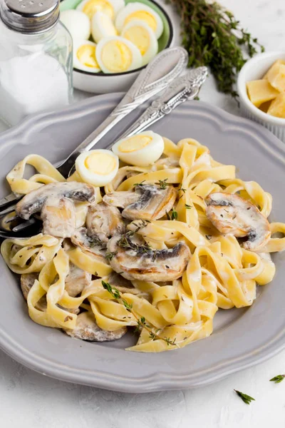 Italiaanse Pasta Tagliatelle Met Champignon Roomsaus Kaas Tijm Heerlijke Zelfgemaakte — Stockfoto