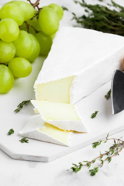 Brie Cheese Camembert Green Grapes Thyme Board Delicious Product — Stock Photo, Image
