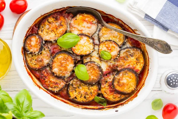 Domates sosu, beyaz peynir, lezzetli yaz güveç ile patlıcan güveç