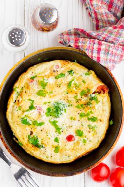 Çocuklar için brokoli ve domates, lezzetli Sağlıklı Kahvaltı, geleneksel sabah gıda ile omlet