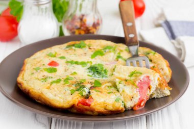 Çocuklar için brokoli ve domates, lezzetli Sağlıklı Kahvaltı, geleneksel sabah gıda ile omlet