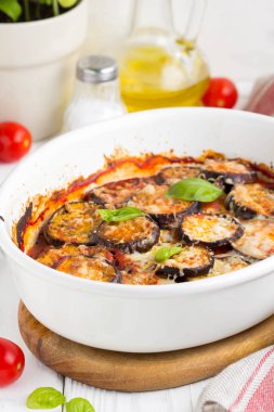 Domates sosu, beyaz peynir, lezzetli yaz güveç ile patlıcan güveç