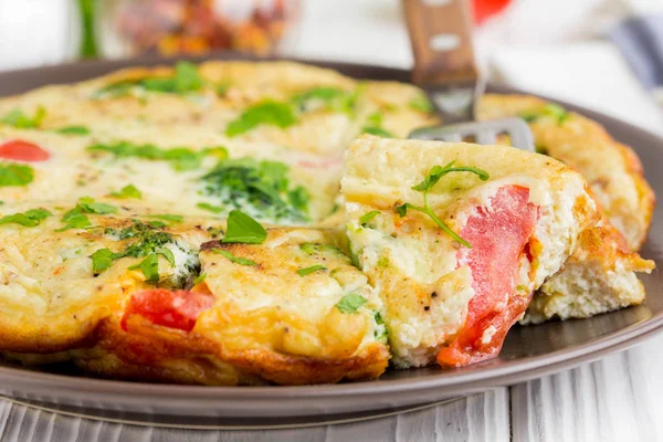 Omelet Met Broccoli Tomaat Heerlijk Gezond Ontbijt Traditionele Ochtend Eten — Stockfoto