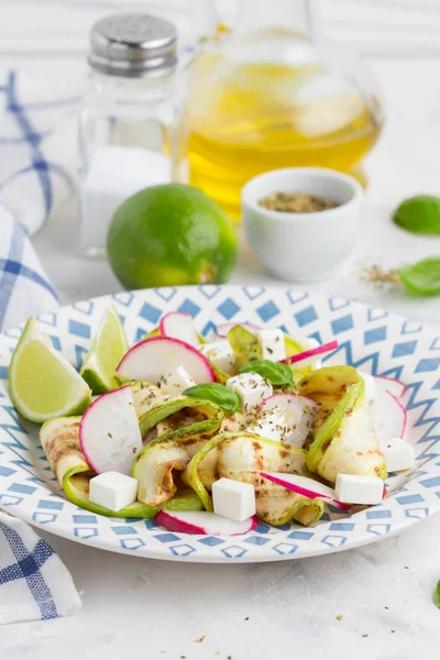 Friss Egészséges Saláta Grillezett Cukkini Retek Feta Lime Finom Nyári — Stock Fotó