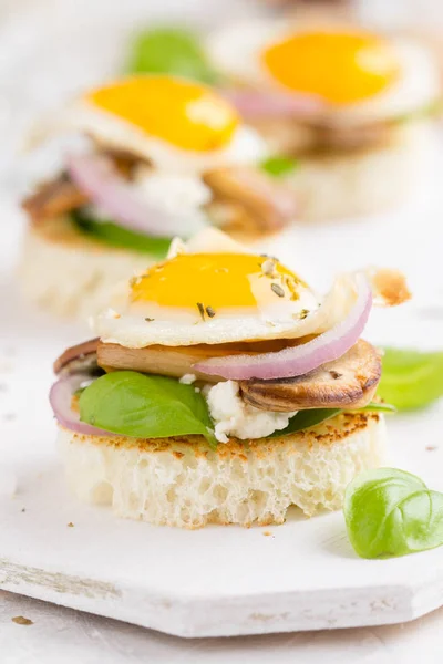 Canapés Con Setas Fritas Huevo Codorniz Queso Suave Albahaca Hermoso — Foto de Stock