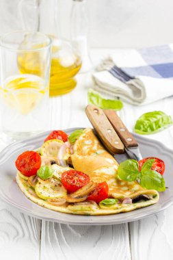 Kızarmış sebze, kabak, domates, soğan, mantar, ince haddelenmiş omlet lezzetli sağlıklı kahvaltı,