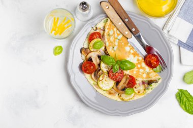 Kızarmış sebze, kabak, domates, soğan, mantar, ince haddelenmiş omlet lezzetli sağlıklı kahvaltı,