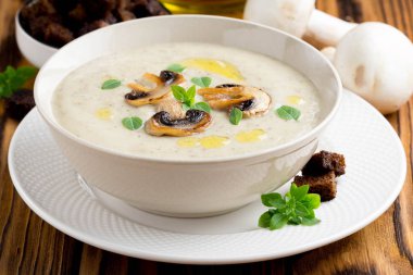 Mantar kremalı çorba krema, kruton karanlık ekmek, zeytin yağı, lezzetli sağlıklı gıda ile