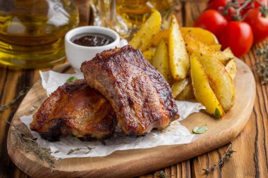 Barbekü soslu lezzetli piknik tabak kızarmış patates dilimleri ile et kaburga ızgara. Gemide yemek