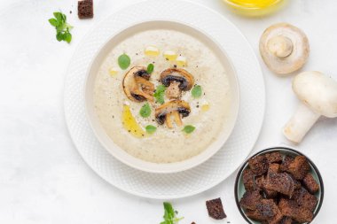 Mantar kremalı çorba krema, kruton karanlık ekmek, zeytin yağı, lezzetli sağlıklı gıda ile