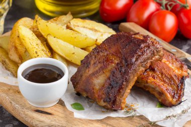 Barbekü soslu lezzetli piknik tabak kızarmış patates dilimleri ile et kaburga ızgara. Gemide yemek