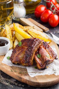 Barbekü soslu lezzetli piknik tabak kızarmış patates dilimleri ile et kaburga ızgara. Gemide yemek