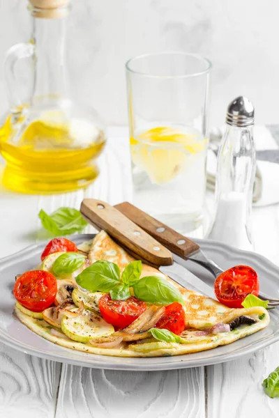 Kızarmış sebze, kabak, domates, soğan, mantar, ince haddelenmiş omlet lezzetli sağlıklı kahvaltı,