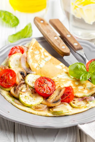 Kızarmış sebze, kabak, domates, soğan, mantar, ince haddelenmiş omlet lezzetli sağlıklı kahvaltı,