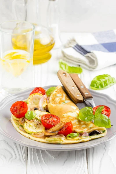 Kızarmış sebze, kabak, domates, soğan, mantar, ince haddelenmiş omlet lezzetli sağlıklı kahvaltı,