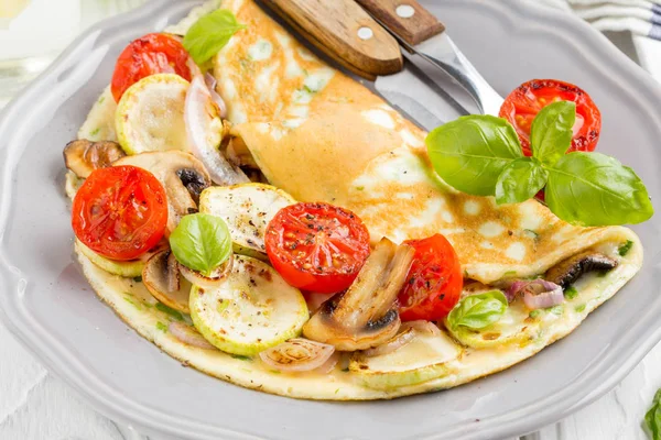 Dunne Warmgewalste Omelet Met Gebakken Groenten Courgette Tomaat Champignons Heerlijk — Stockfoto