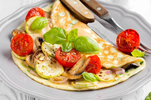 Dunne Warmgewalste Omelet Met Gebakken Groenten Courgette Tomaat Champignons Heerlijk — Stockfoto